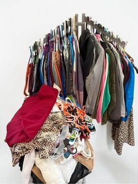 Lot of 100+ Womens Brand Name Used & New Clothes & Jeans Bulk Resale WHOLESALE